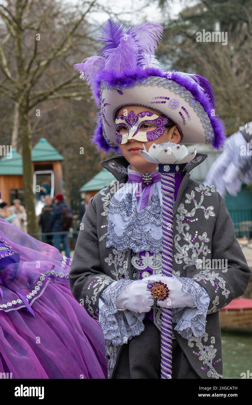 Francia, alta Savoia , Annecy, Carnevale veneziano, costume storico indossato da un bambino Foto Stock