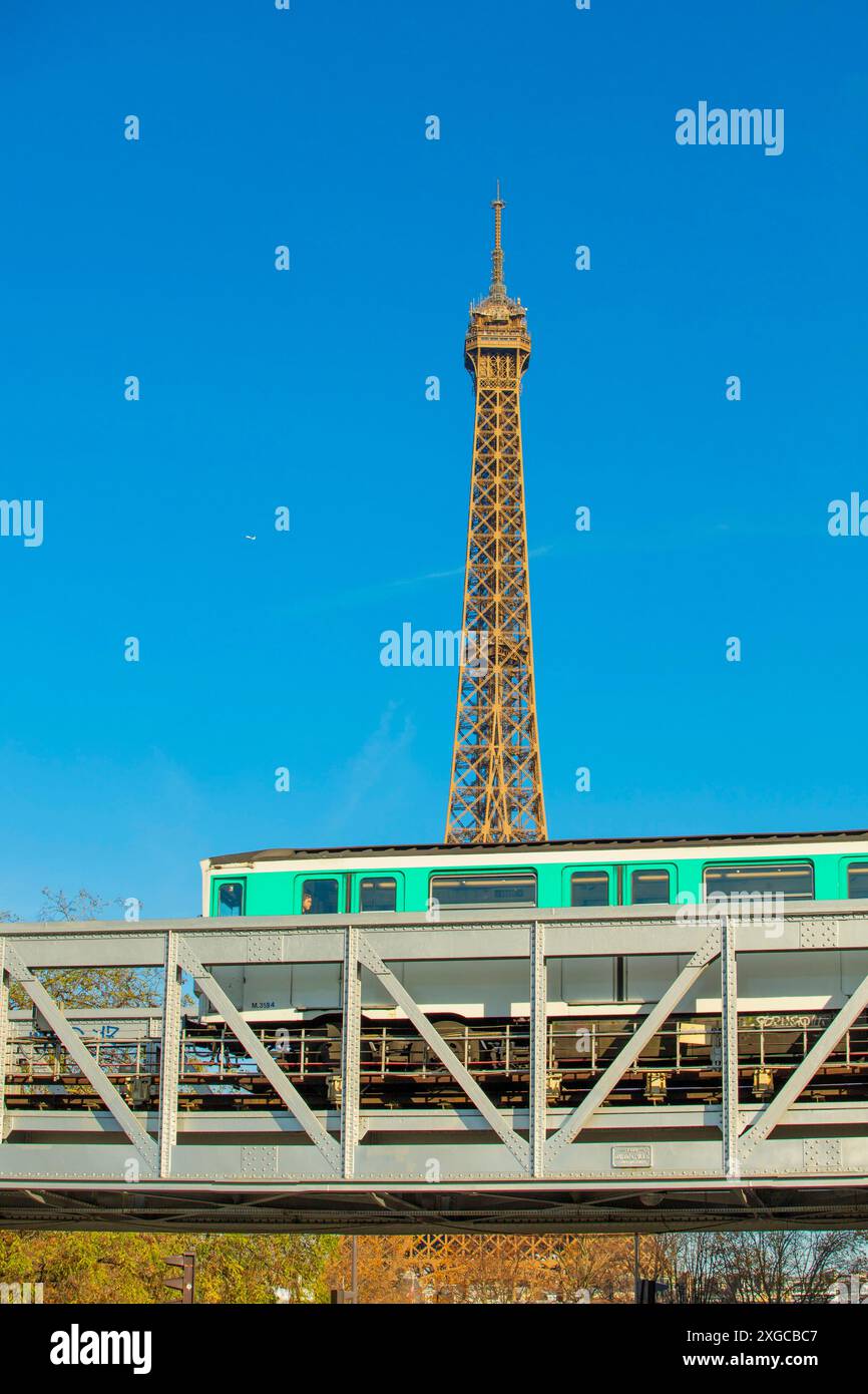 Francia, Parigi, ponte Bir-Hakeim, linea 6 della metropolitana aerea e Torre Eiffel Foto Stock
