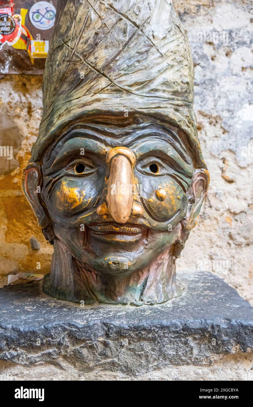 Italia, Campania, Napoli, centro storico dichiarato Patrimonio dell'Umanità dall'UNESCO, vicolo vicino a via Trinunali, busto di Polichinelle (Pulcinella), toccando il naso porta fortuna Foto Stock