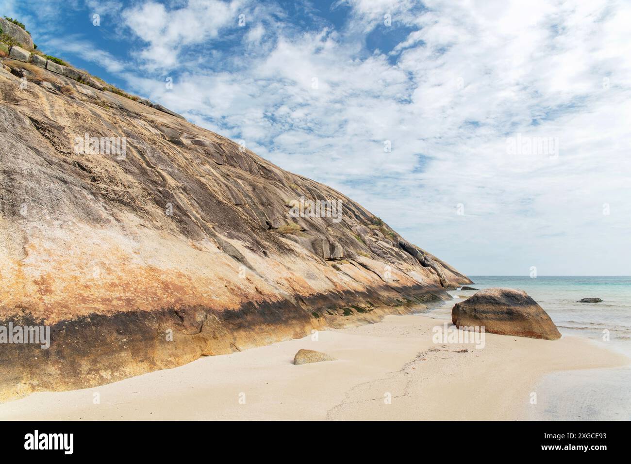 Pittoresca spiaggia tropicale di sabbia di Watsons con acqua turchese a Lizard Island, Australia. Lizard Island si trova sulla grande Barriera Corallina nel nord di ea Foto Stock