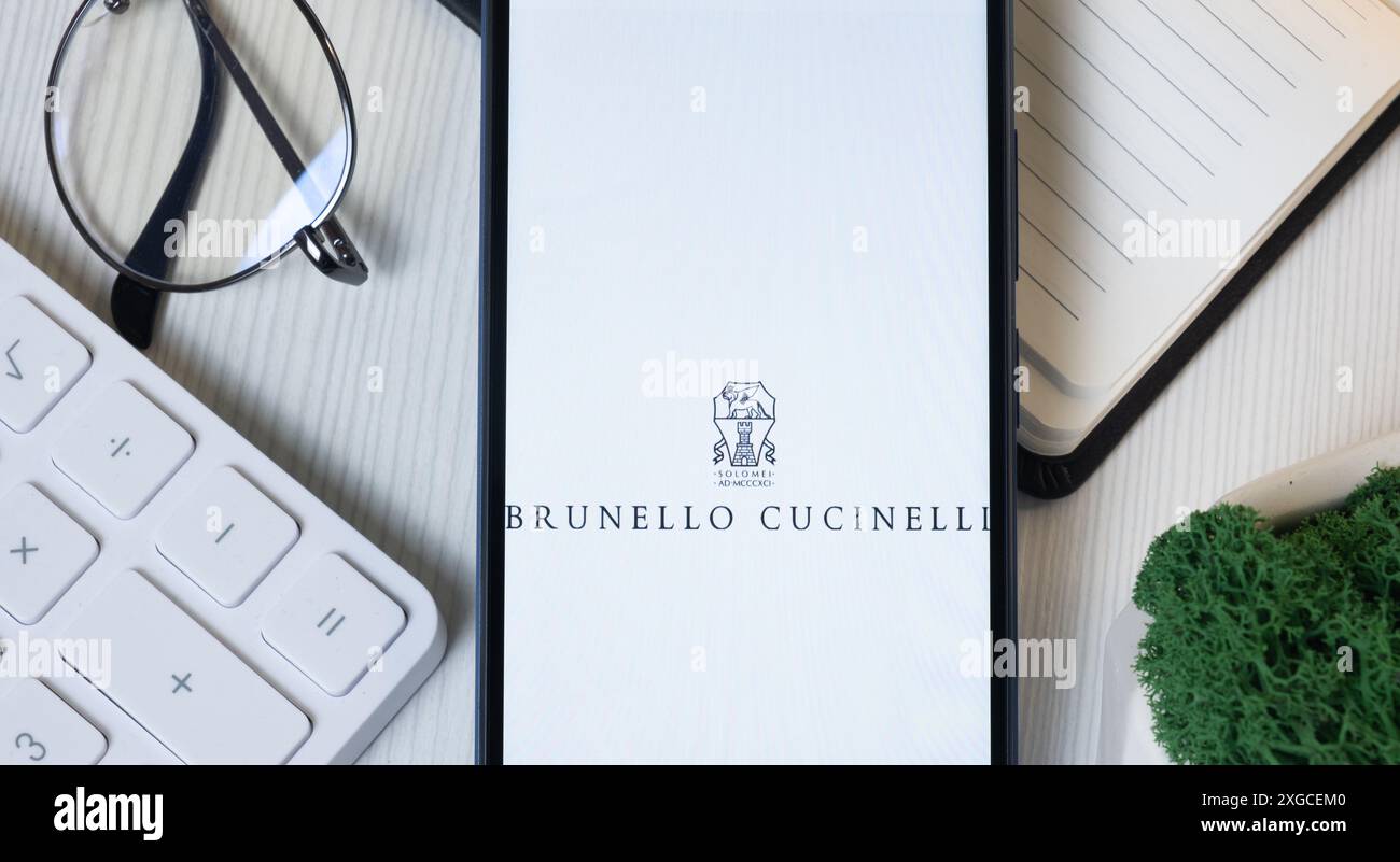 New York, USA - 11 giugno 2024: Logo Brunello Cucinelli sullo schermo del telefono, icona dell'azienda. Foto Stock