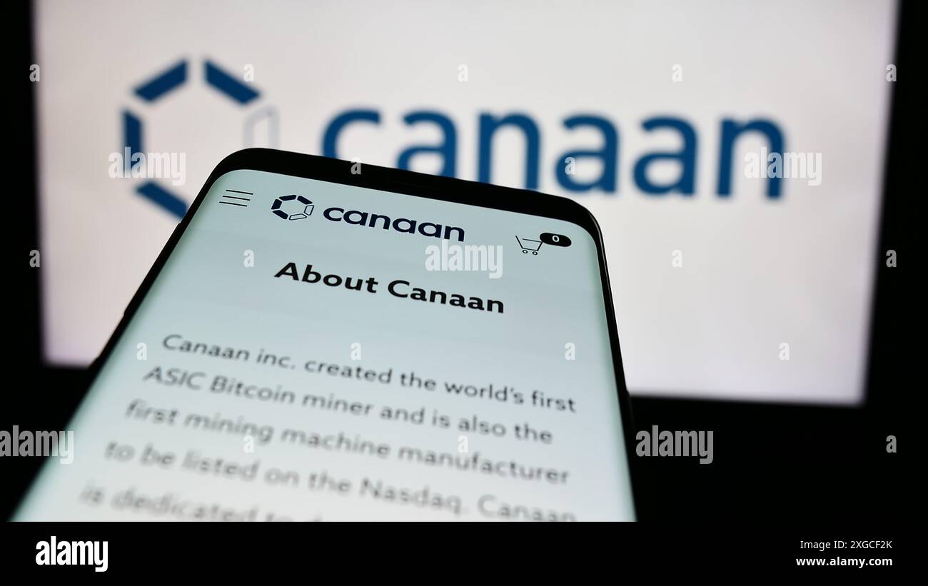 Smartphone con sito web della società cinese di hardware per computer Canaan Inc. Davanti al logo aziendale. Mettere a fuoco in alto a sinistra sul display del telefono. Foto Stock