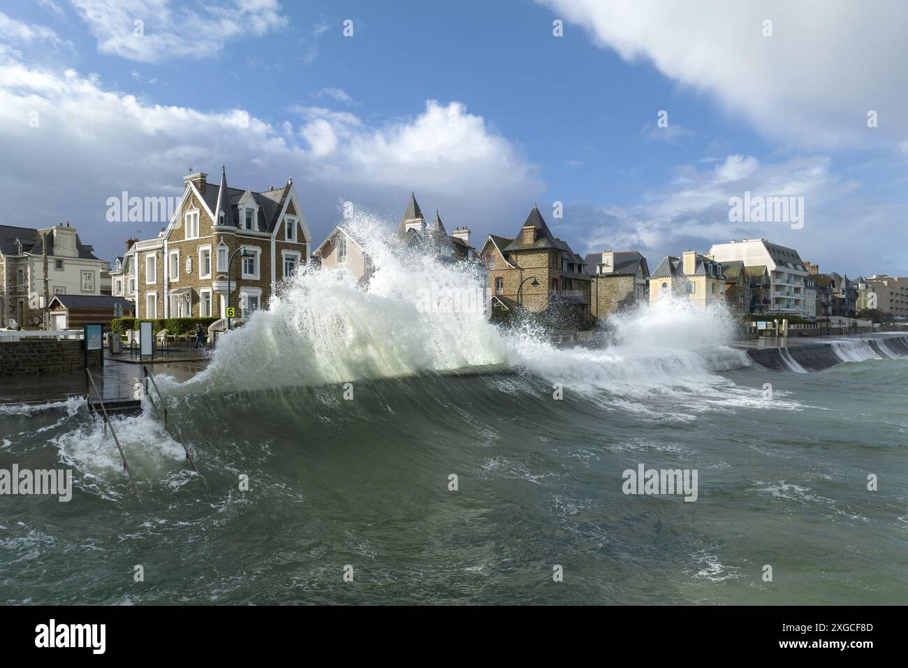 Francia, Ille e Vilaine, Costa d'Emeraude, Saint Malo, onde sulle case della spiaggia di Sillon Foto Stock