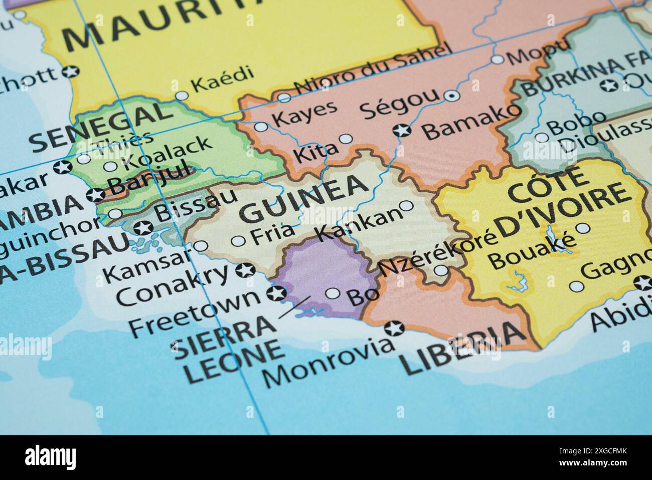 Primo piano su una mappa politica della Guinea con le frontiere dei paesi e la maggior parte delle città importanti Foto Stock