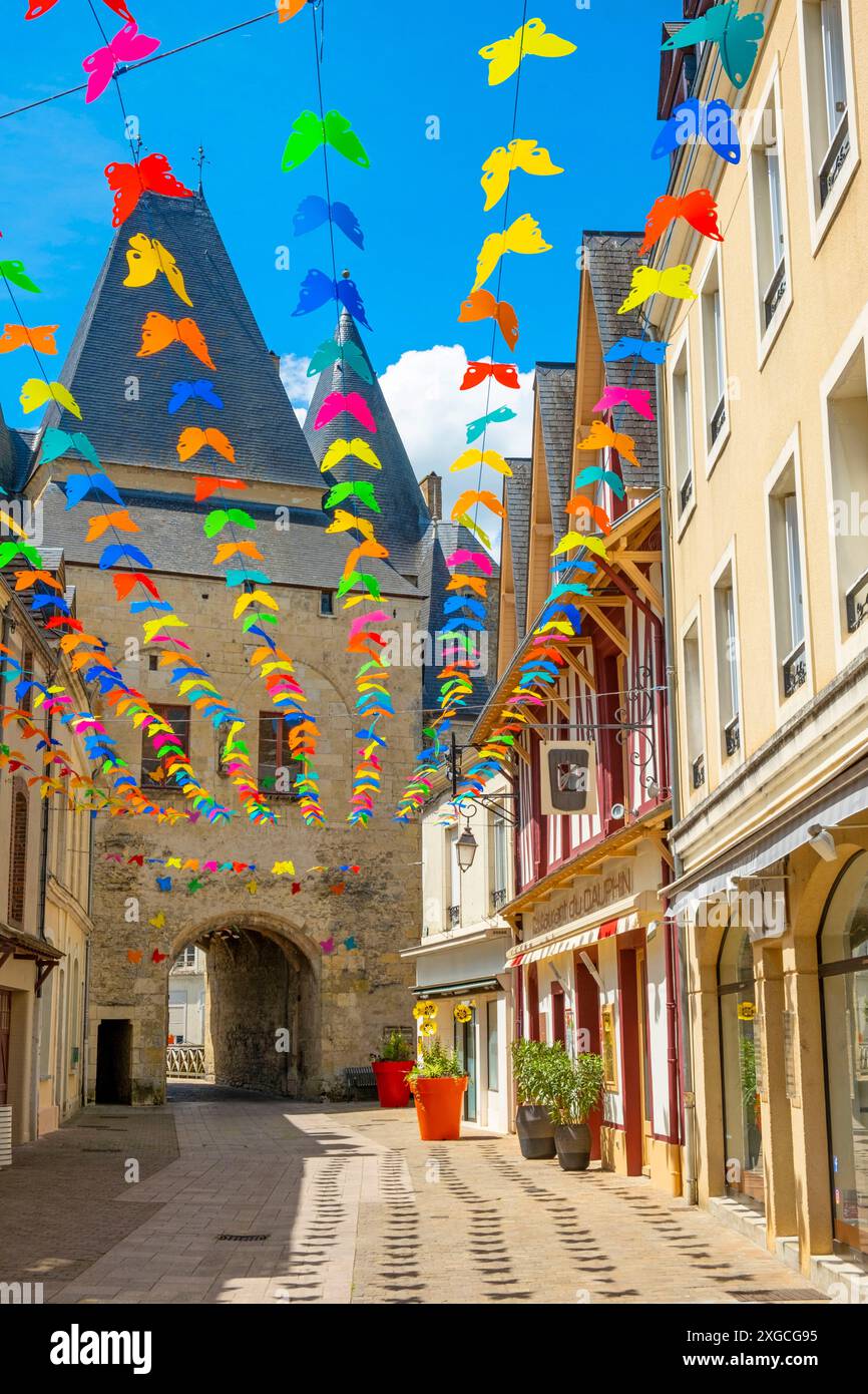 Francia, Sarthe, la Ferte Bernard, la porta di Saint Julien sullo sfondo e la via dello shopping Foto Stock