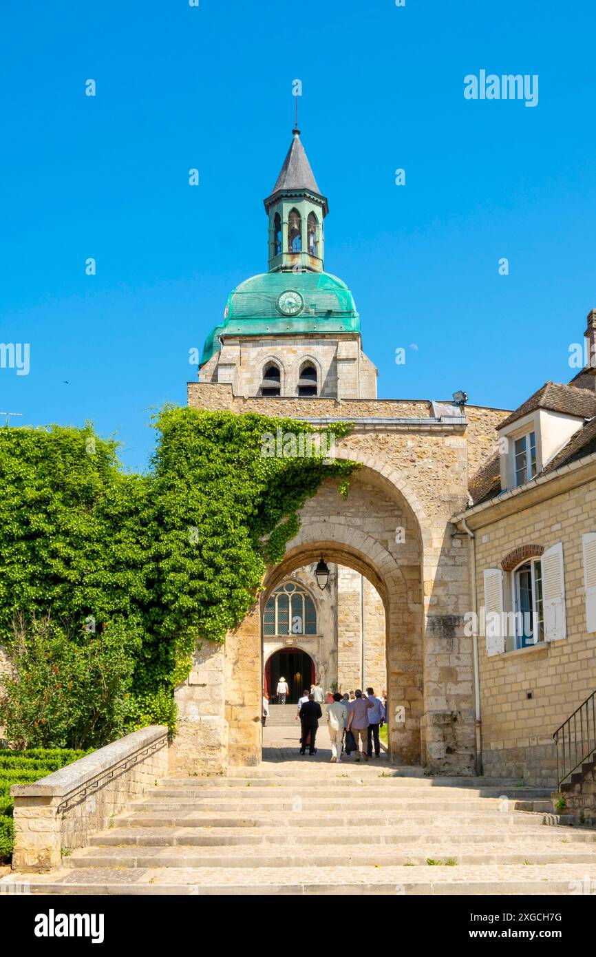 Francia, Yonne, Joigny, chiesa di Saint Jean e porte Saint Jean Foto Stock