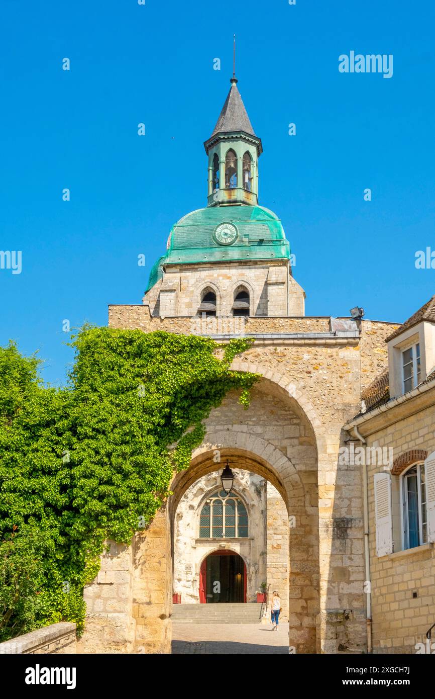 Francia, Yonne, Joigny, chiesa di Saint Jean e porte Saint Jean Foto Stock