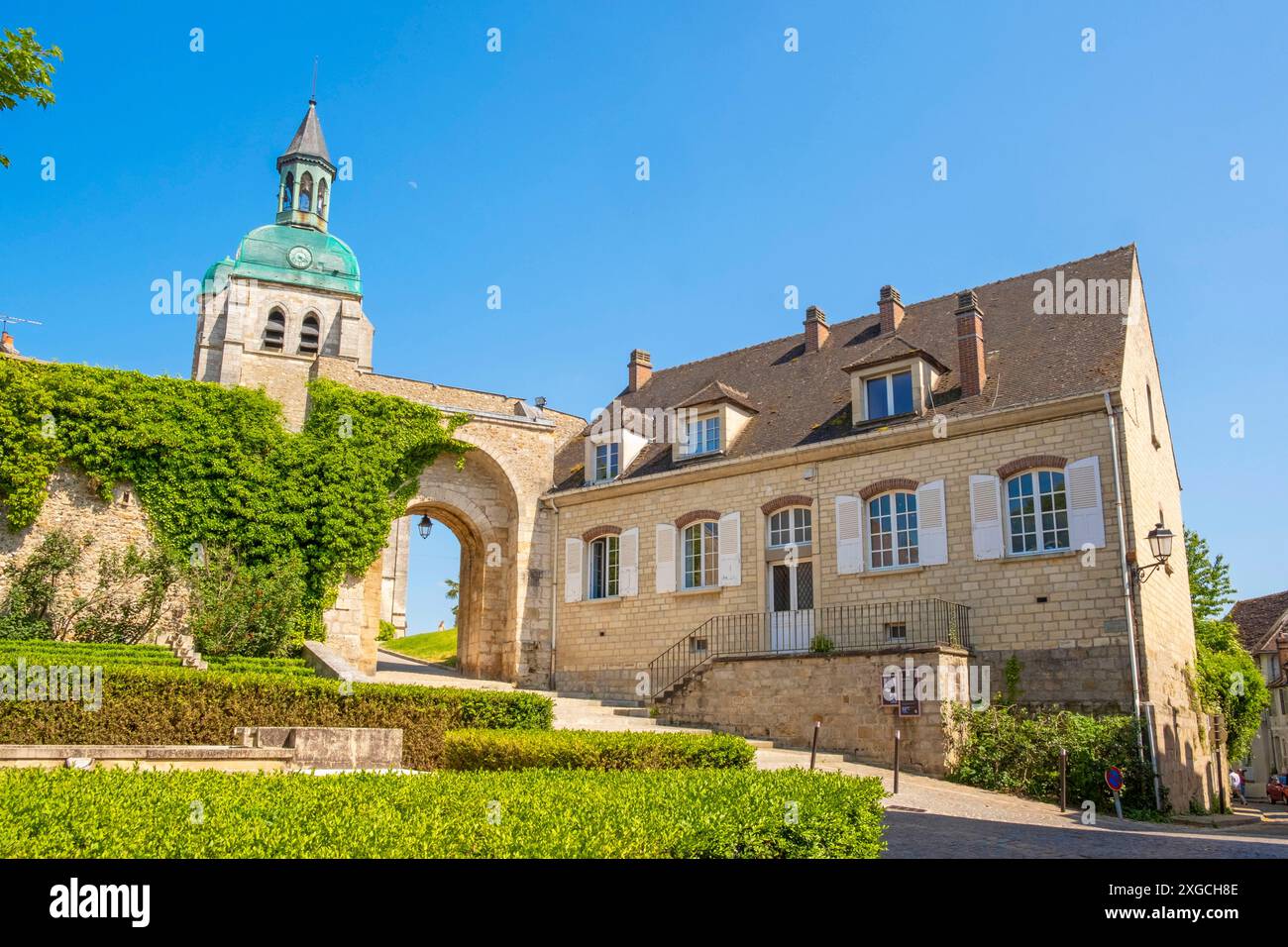 Francia, Yonne, Joigny, chiesa di Saint Jean e porte Saint Jean Foto Stock