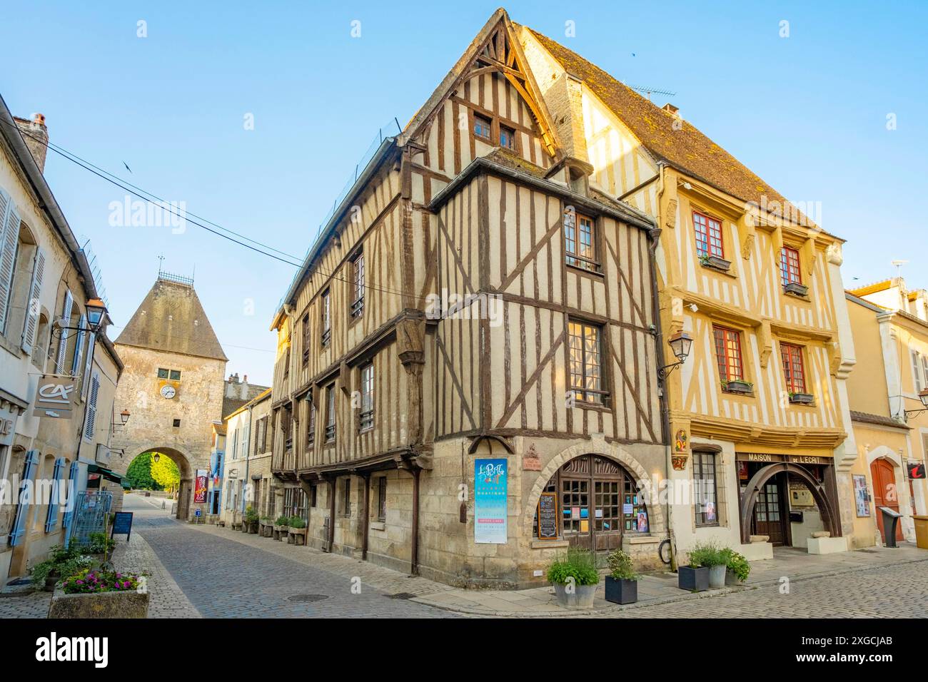 Francia, Yonne, Noyers sur Serein, o Noyers, etichettati come i più bei villaggi della Francia, casa per metà in legno Foto Stock