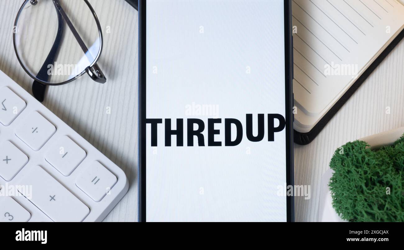 New York, USA - 11 giugno 2024: Logo ThredUp sullo schermo del telefono, icona dell'azienda. Foto Stock