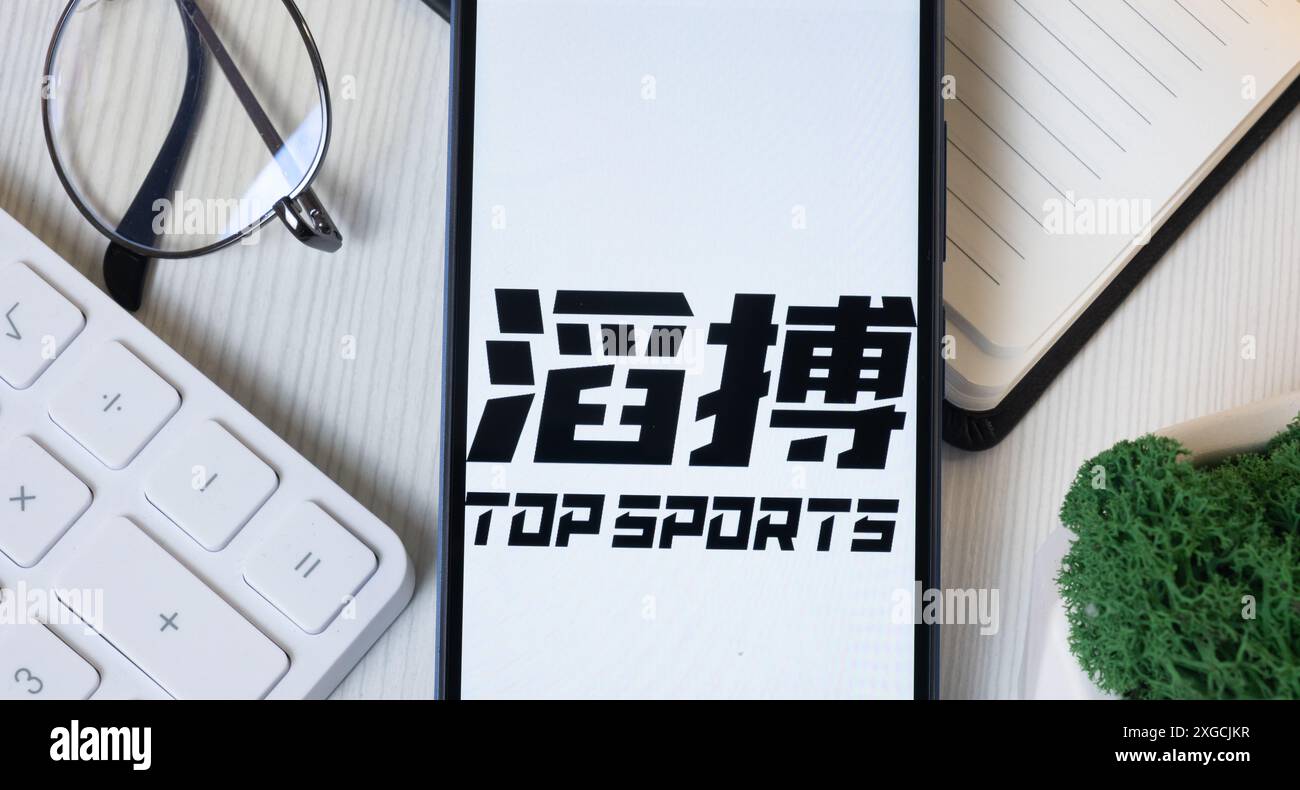 New York, USA - 11 giugno 2024: Logo Topsports International sullo schermo del telefono, icona dell'azienda. Foto Stock