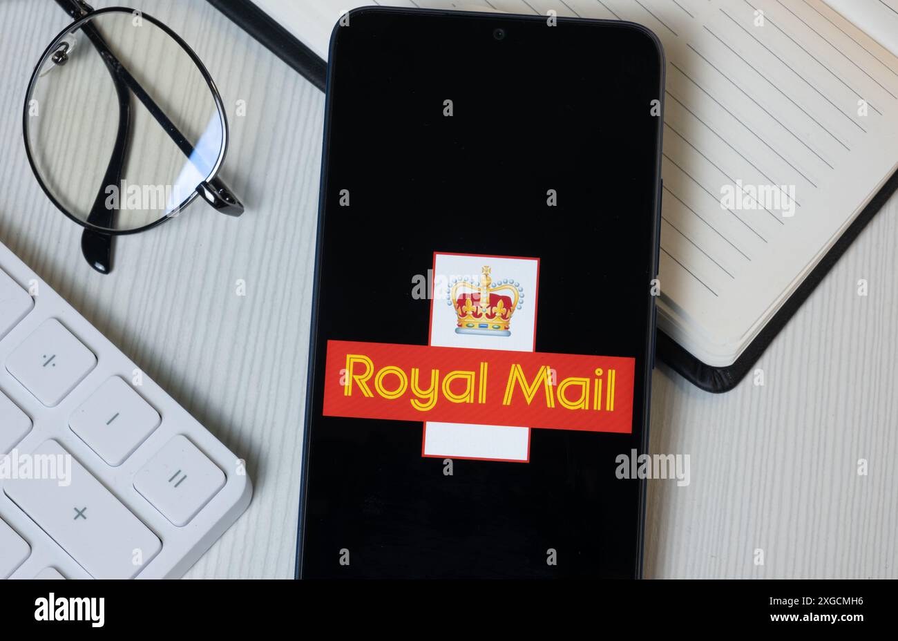 New York, USA - 11 giugno 2024: Logo Royal mail sullo schermo del telefono, icona International Distribuctions Services Company. Foto Stock