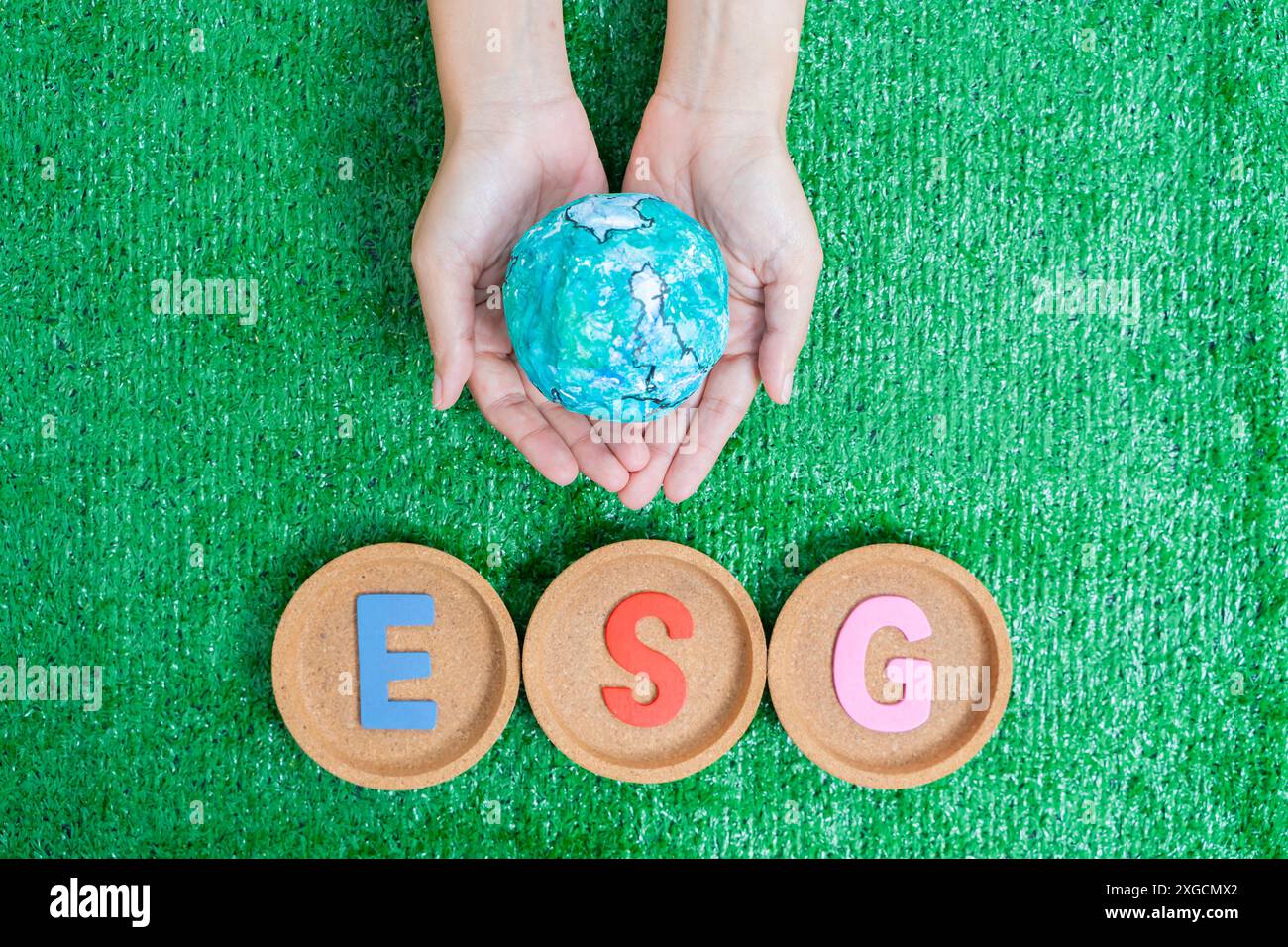 Concetto ESG di ambiente, sociale e governance.parole ESG su un legno è un'idea per uno sviluppo organizzativo sostenibile. conto della en Foto Stock