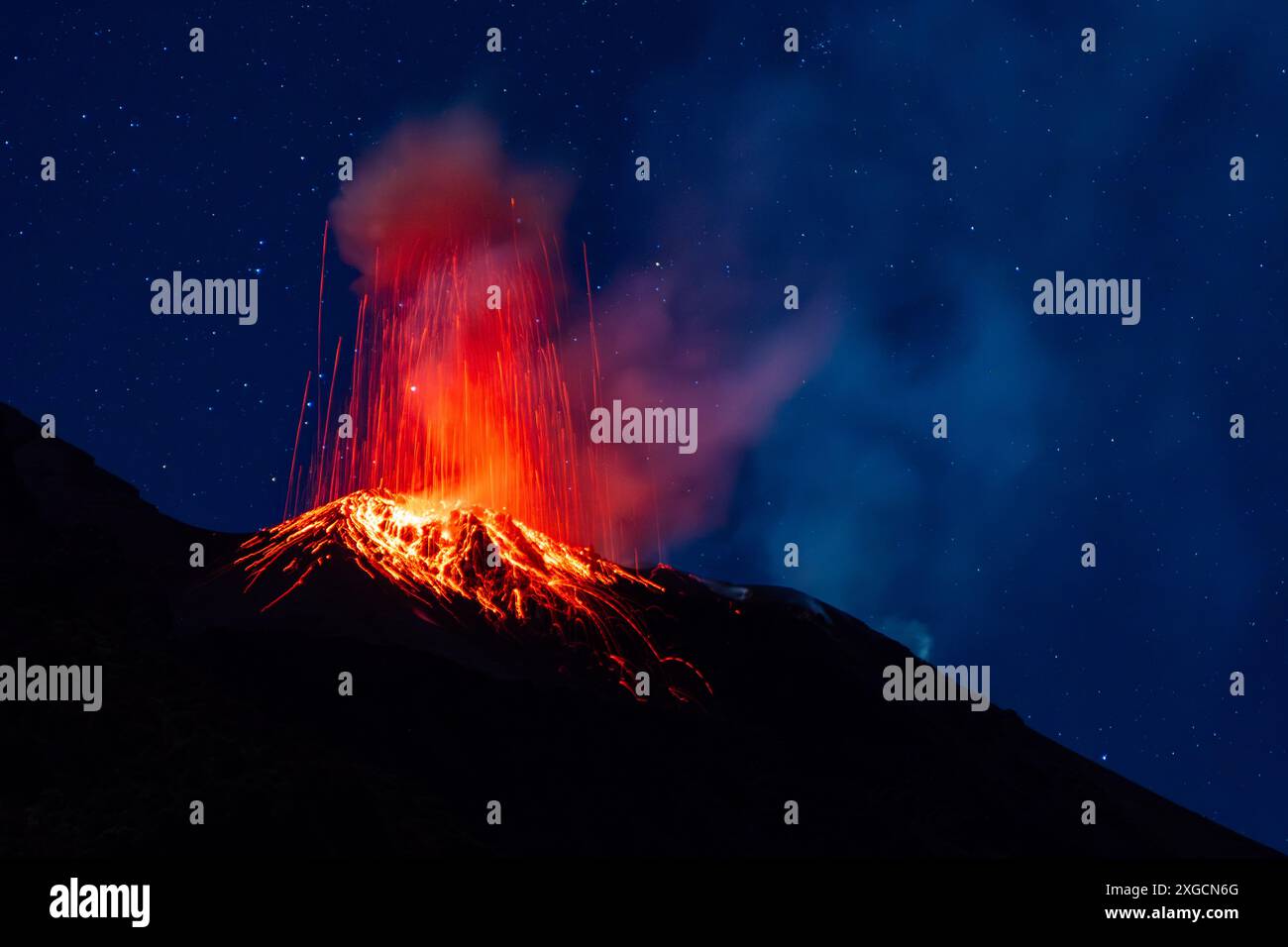 Eruzione di Stromboli di notte, 2024, Isole Eolie Foto Stock