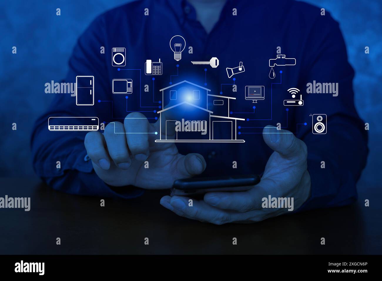 Utilizzo manuale dello smartphone come applicazione di controllo della casa intelligente, banner per il concetto di casa intelligente. casa luminosa umida con diverse icone, interfacce e binari. Conc Foto Stock