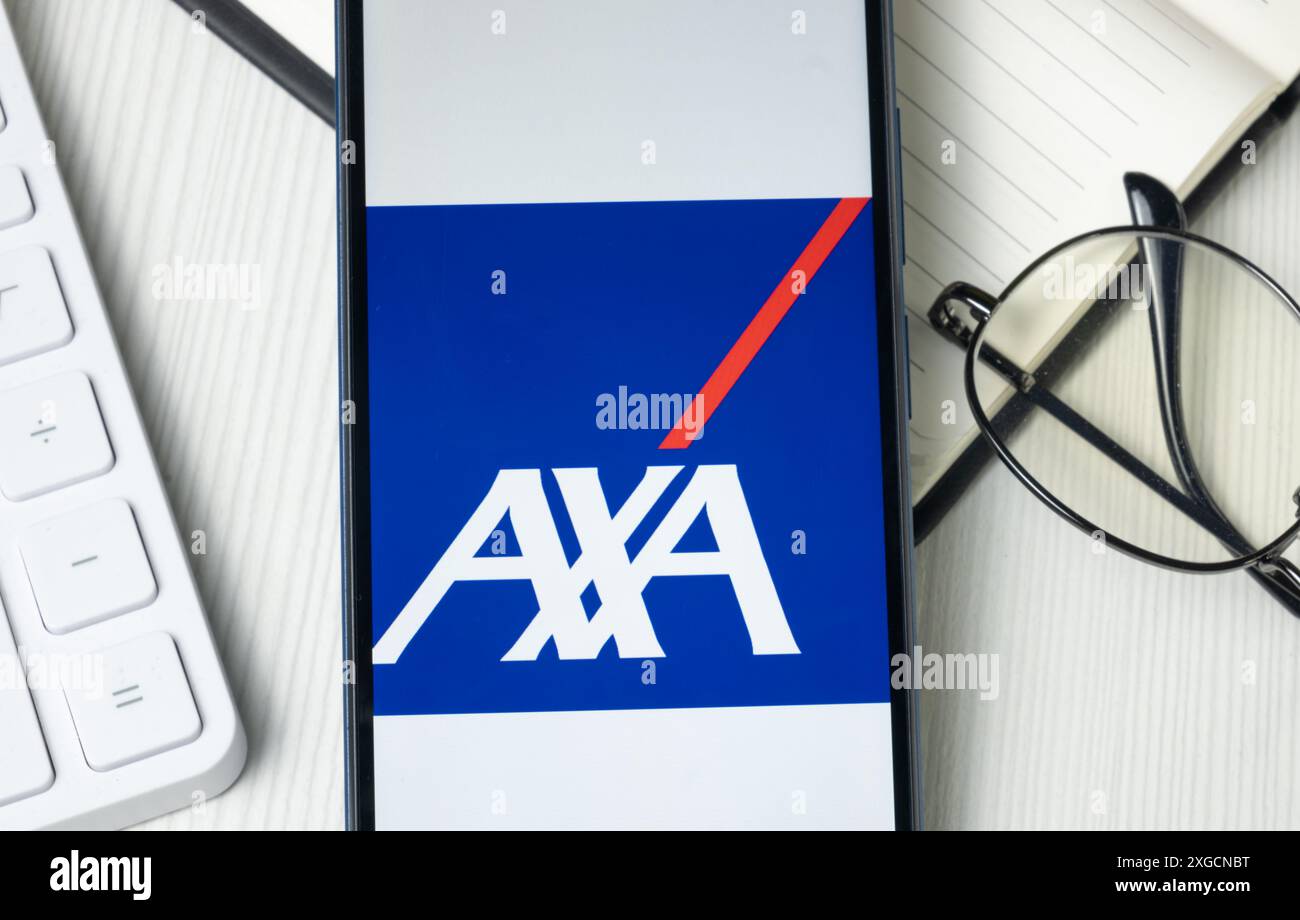 New York, USA - 21 giugno 2024: Logo AXA sullo schermo del telefono, icona dell'azienda. Foto Stock