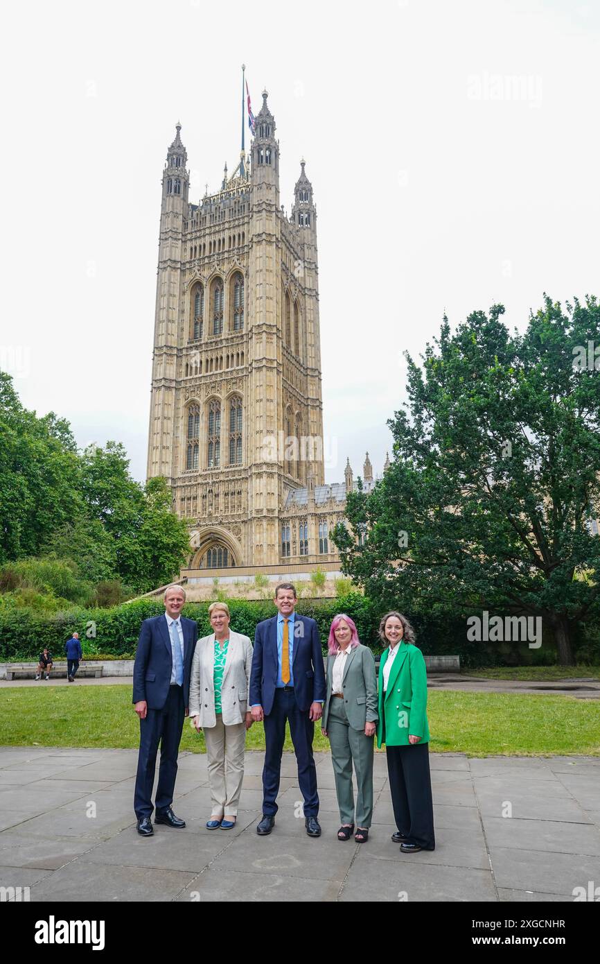 Plaid Cymru leader Rhun ap Iorwerth (centro), si unisce ai quattro deputati Plaid Cymru (da sinistra a destra) Ben Lake MP, Ann Davies MP, Liz Saville Roberts MP e Llinos medi MP che hanno vinto seggi alle elezioni generali del 2024, per delineare le priorità del partito, mentre posano per delle foto su College Green di fronte al Palazzo di Westminster, Londra. Data foto: Lunedì 8 luglio 2024. Foto Stock