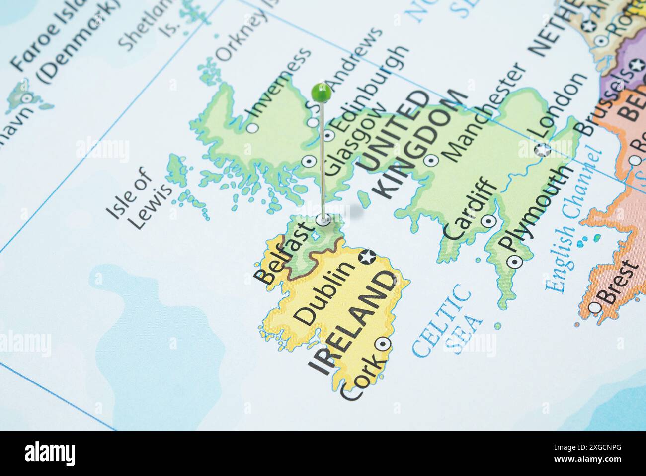 Avvicinati a una città di Belfast con un ago verde sulla mappa politica dell'Irlanda del Nord Foto Stock