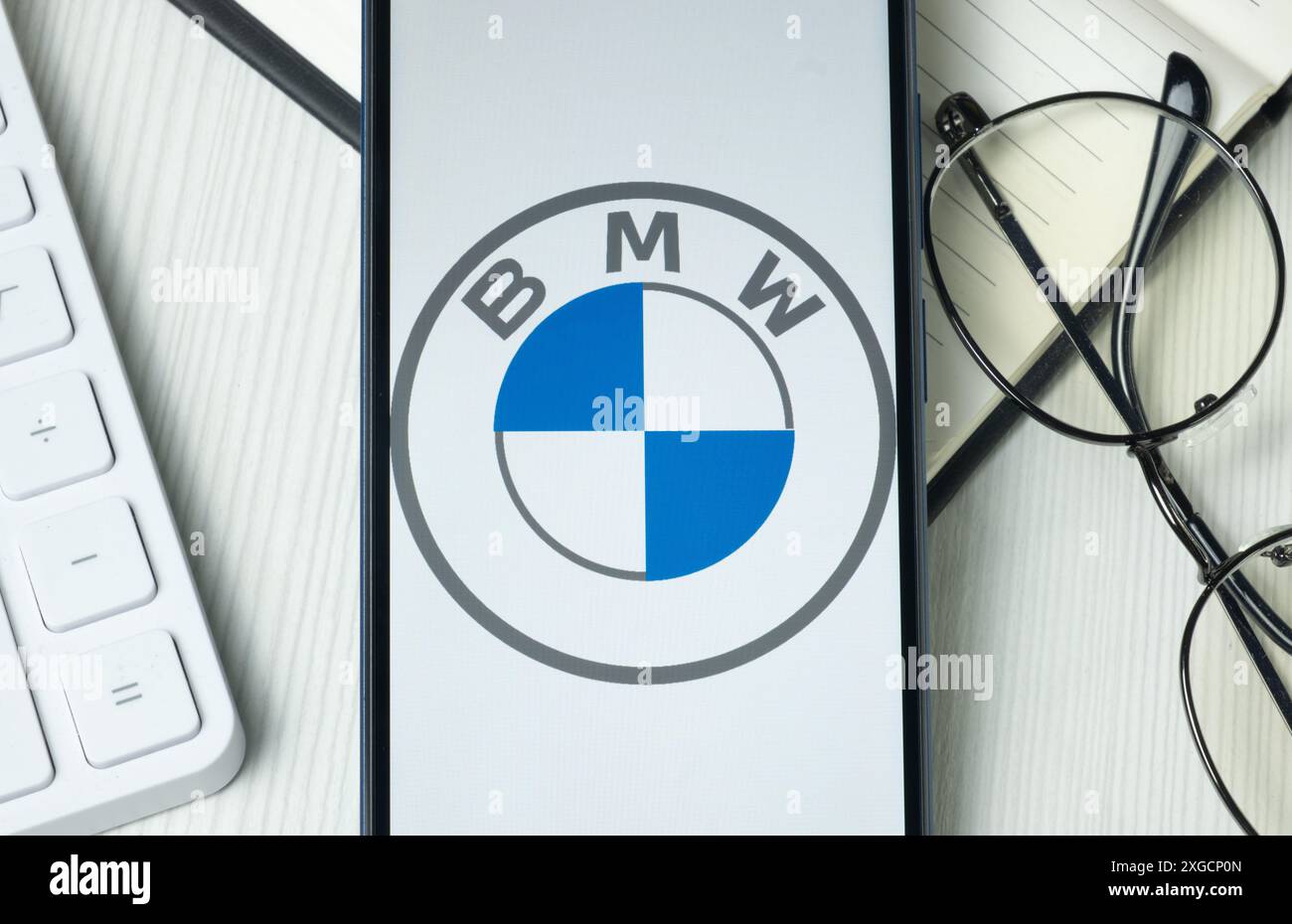 New York, USA - 21 giugno 2024: Logo BMW sullo schermo del telefono, icona dell'azienda. Foto Stock