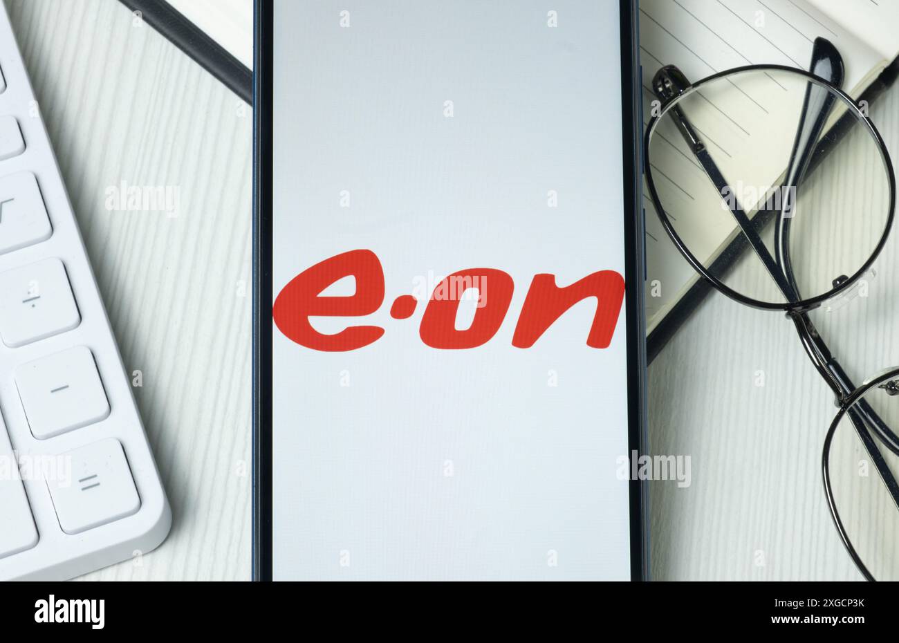 New York, USA - 21 giugno 2024: E.. NELLA schermata Logo sulla schermata telefono, icona azienda. Foto Stock