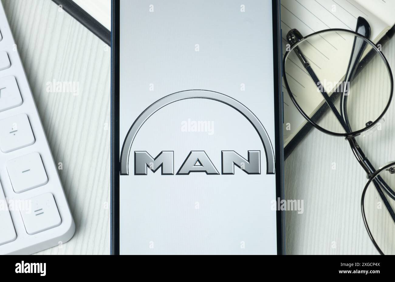 New York, USA - 21 giugno 2024: Logo MAN sullo schermo del telefono, icona dell'azienda. Foto Stock