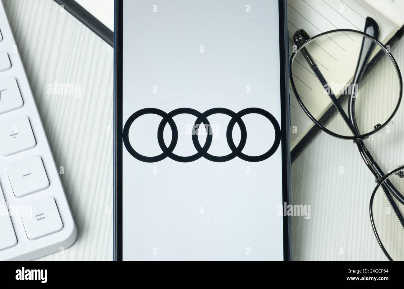 New York, USA - 21 giugno 2024: Logo Audi sullo schermo del telefono, icona dell'azienda. Foto Stock