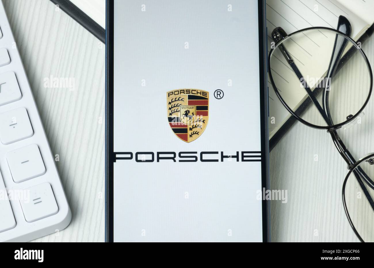 New York, USA - 21 giugno 2024: Logo Porsche sullo schermo del telefono, icona dell'azienda. Foto Stock