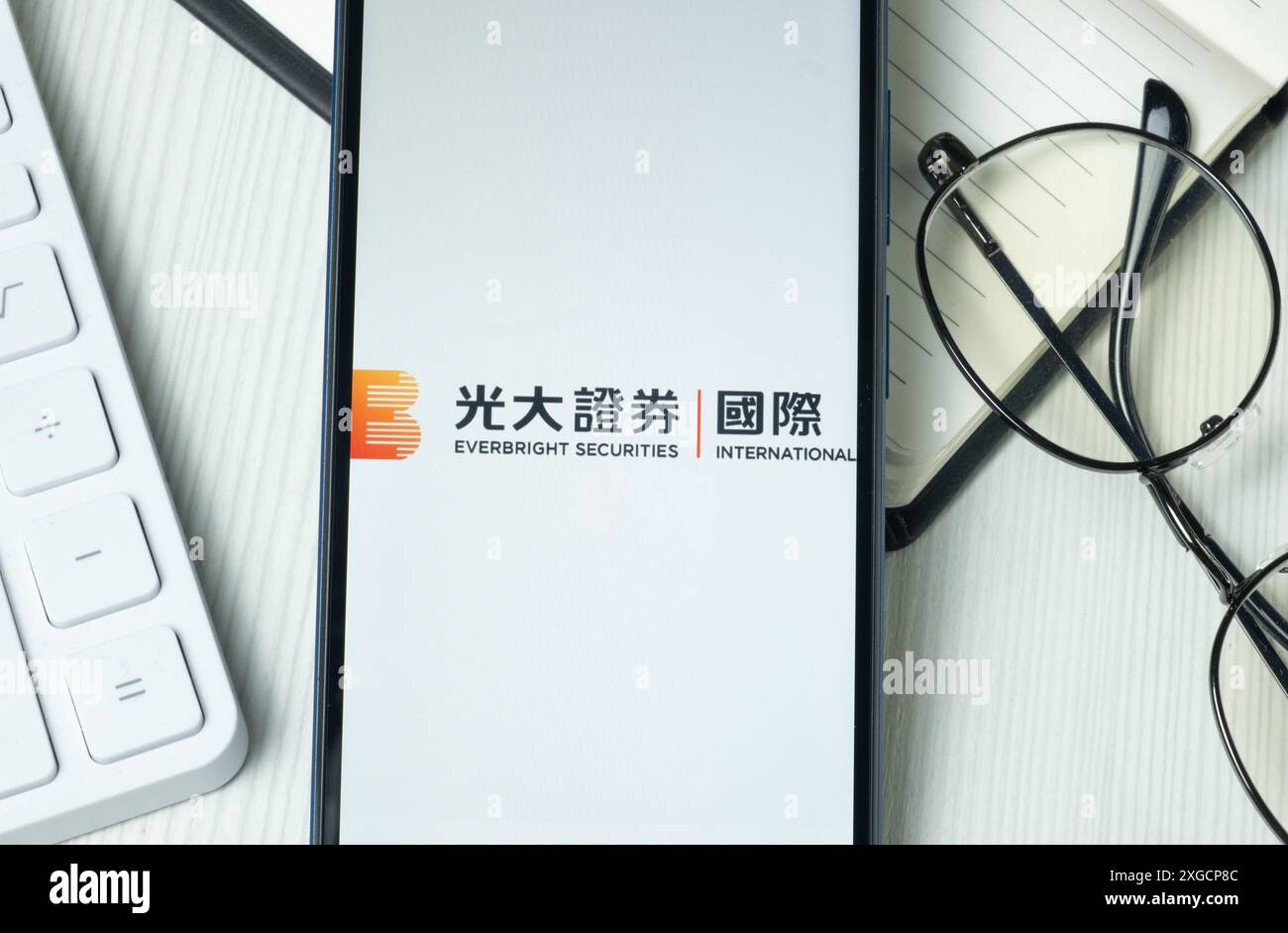 New York, USA - 21 giugno 2024: Logo Everbright Securities Company sullo schermo del telefono, icona dell'azienda. Foto Stock