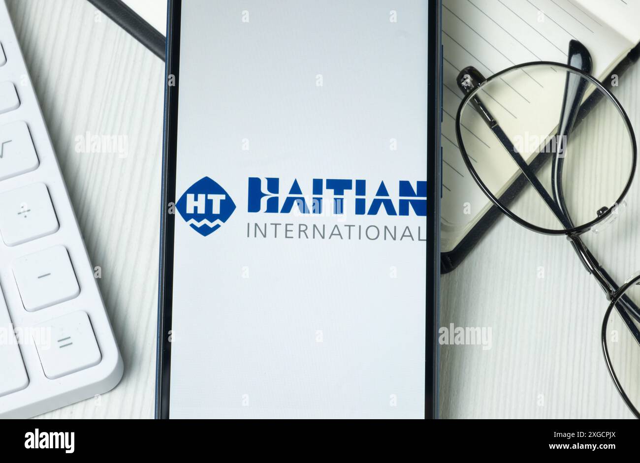 New York, USA - 21 giugno 2024: Logo internazionale haitiano sullo schermo del telefono, icona dell'azienda. Foto Stock