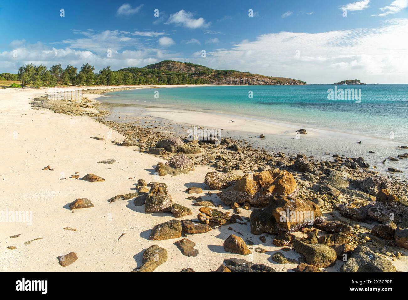 Pittoresca spiaggia tropicale di sabbia di Watsons con acqua turchese a Lizard Island, Australia. Lizard Island si trova sulla grande Barriera Corallina nel nord di ea Foto Stock