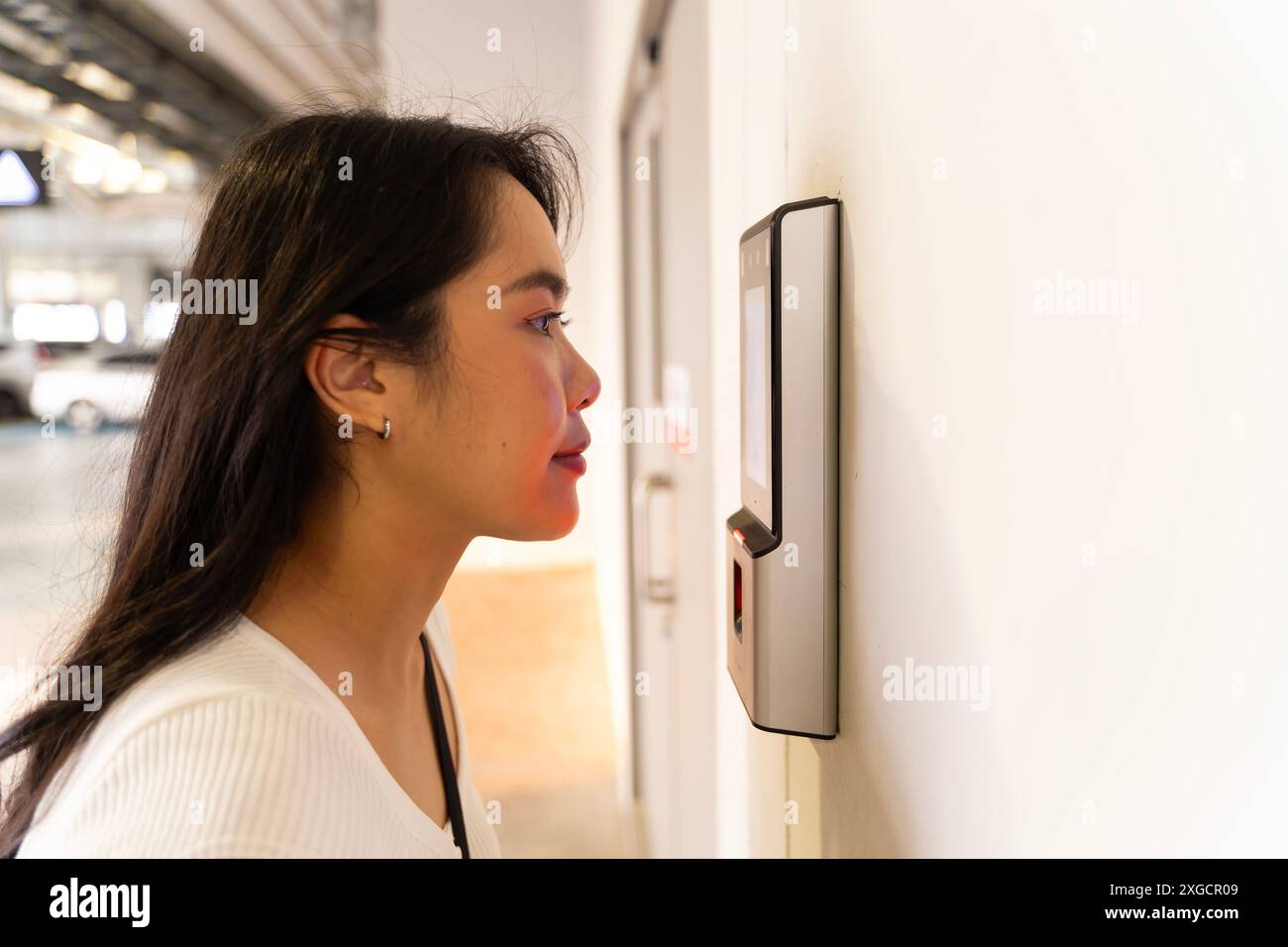 La scansione futuristica e tecnologica del volto di una bella donna d'affari per il riconoscimento facciale può servire a garantire la sicurezza personale sul lavoro Foto Stock