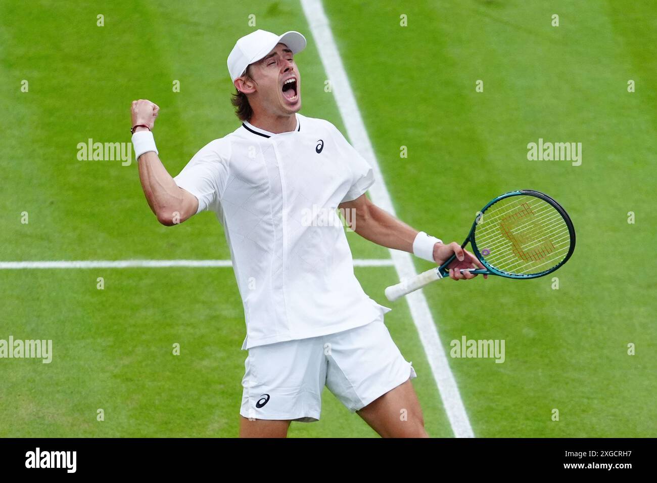 Alex de Minaur celebra la vittoria di un set contro Arthur Fils (non nella foto) l'ottavo giorno dei Campionati di Wimbledon 2024 all'All England Lawn Tennis and Croquet Club di Londra. Data foto: Lunedì 8 luglio 2024. Foto Stock