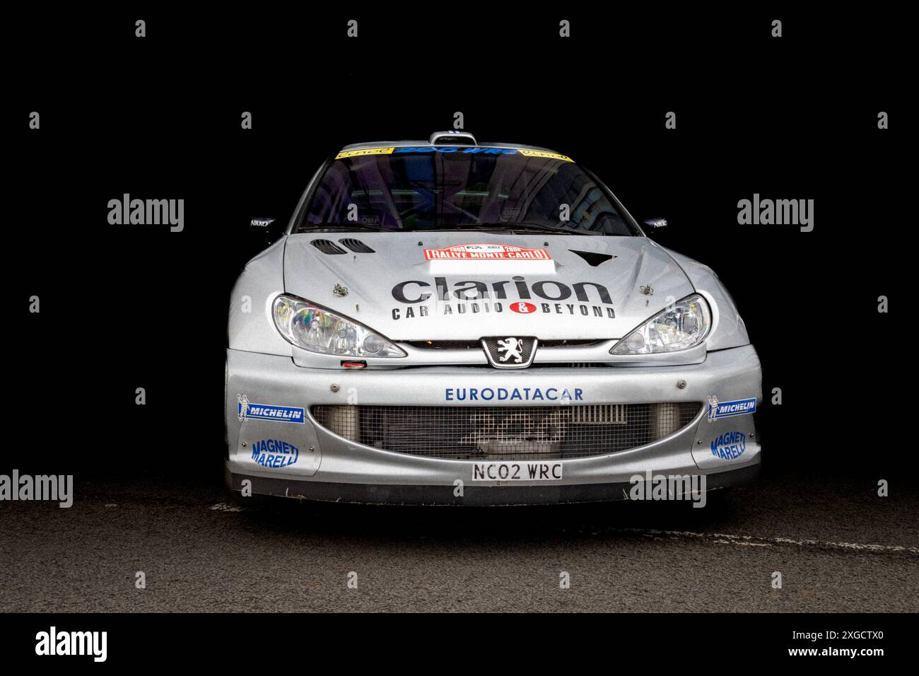 Fotografia atmosferica di un'auto da rally Peugeot 206 GTI parcheggiata. Sport motoristici, concetto di fotografia automobilistica. Foto Stock