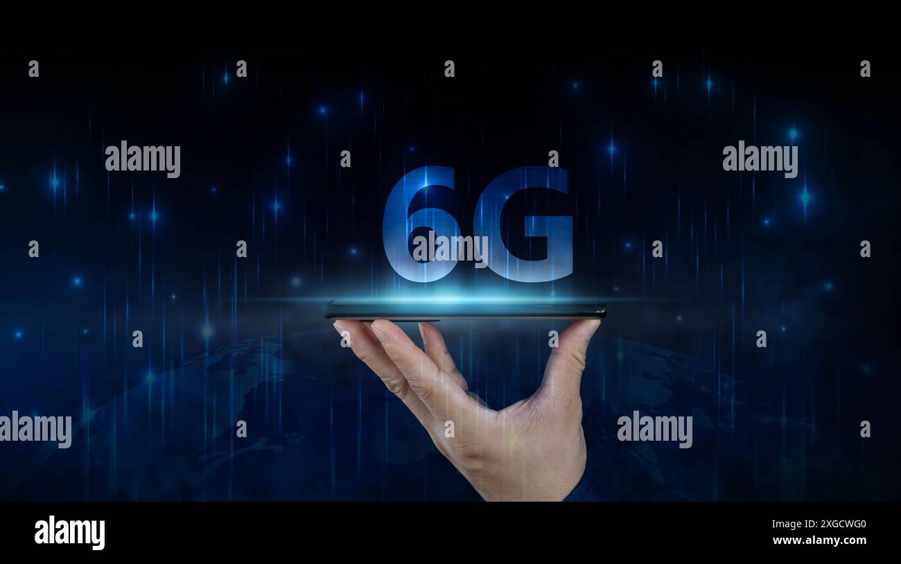 Uomo d'affari con smartphone dotato di tecnologia digitale ologramma 6G, accesso alle informazioni in tutto il mondo. Concetto di rete Internet wireless 5G o. Foto Stock