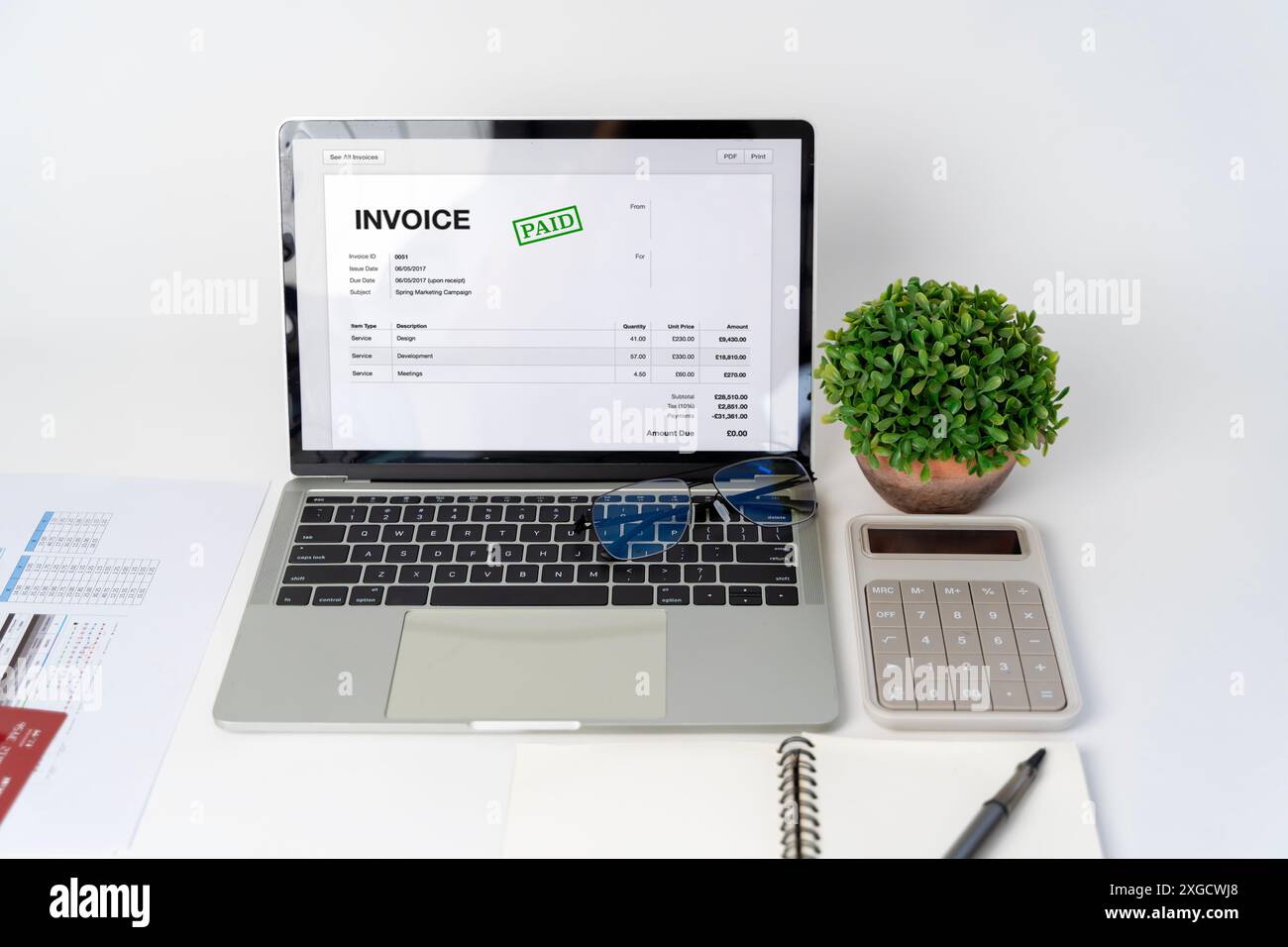 Primi piani di fatture e fatture, documenti e documenti. Software online di fatturazione elettronica con imposte digitali sullo schermo del notebook. Gestione online delle fatture elettroniche Foto Stock