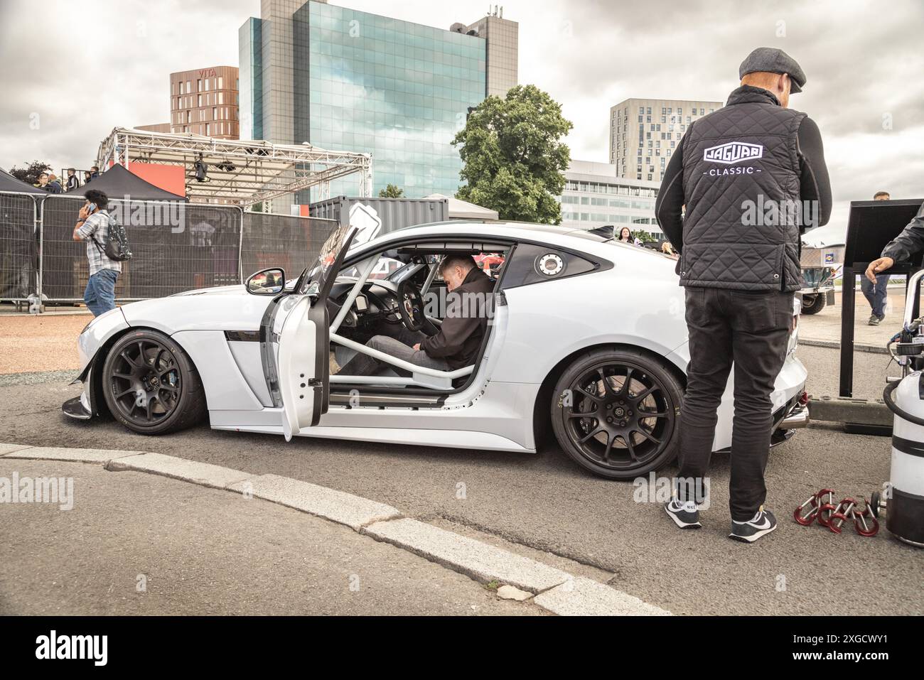 Una F TYPE Jaguar con gabbia antirollio viene preparata all'ultimo minuto prima di fare un giro sul circuito al Coventry Motofest. Foto Stock