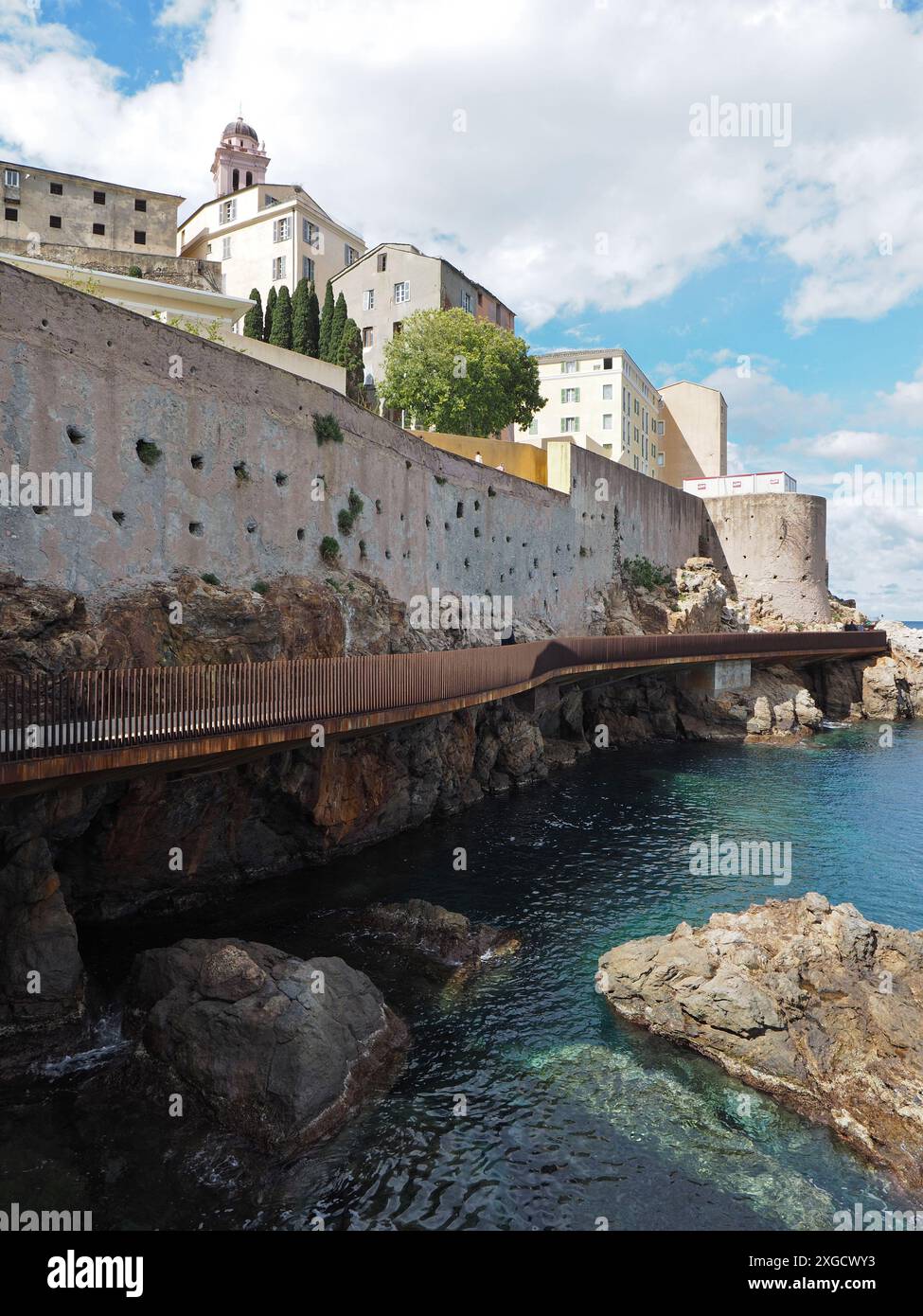 La cittadella fortificata di Bastia, con una passeggiata che corre all'esterno accanto al mare. Bastia, Corsica, Francia Foto Stock