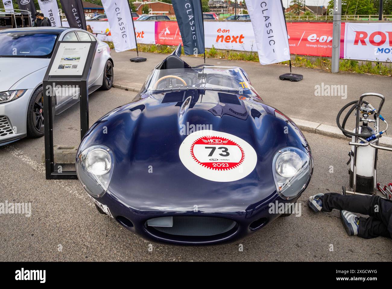 Vista frontale di una Jaguar D‑Type continua con il suo bellissimo cofano esteso. Foto Stock
