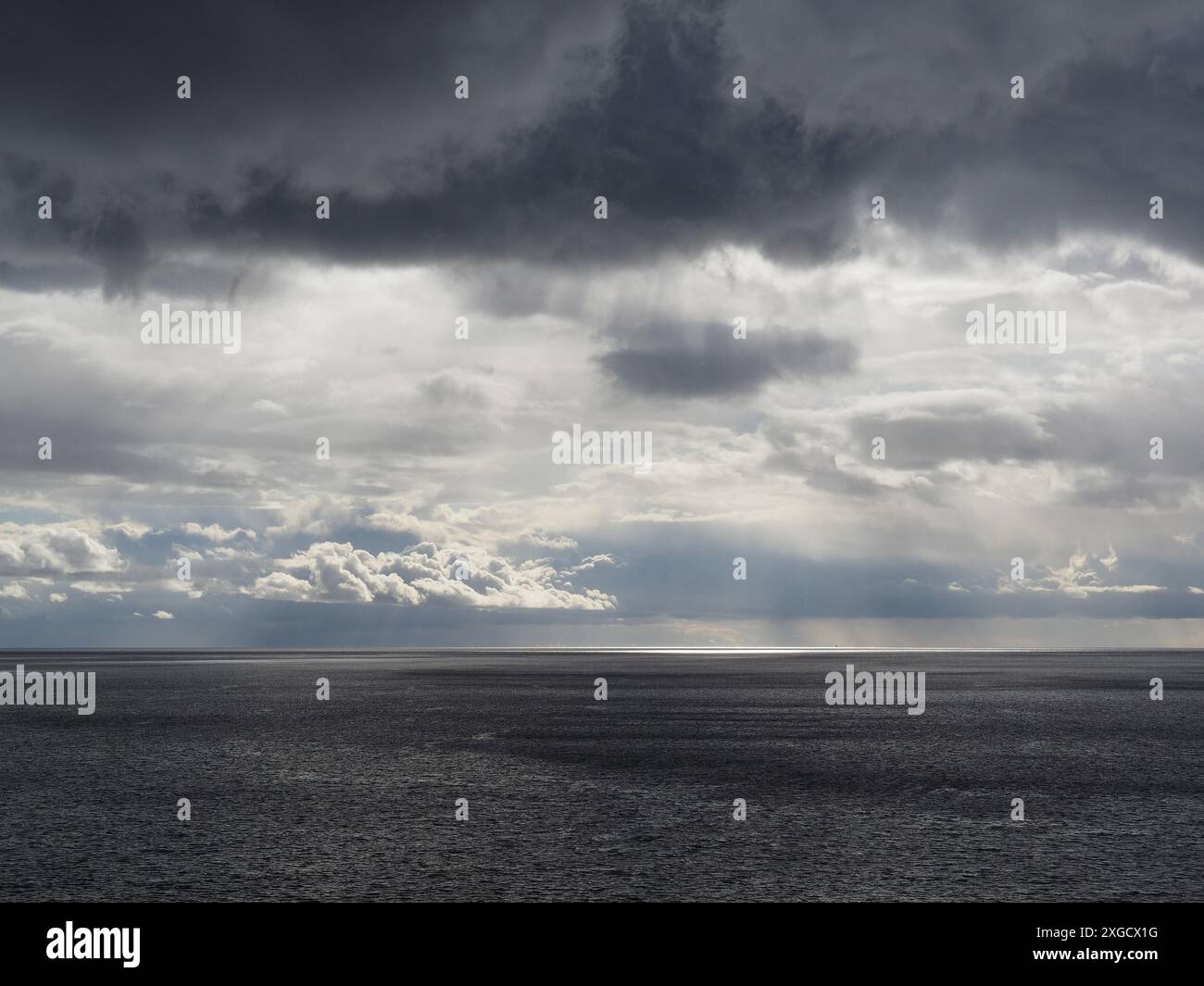 Mare mediterraneo retroilluminato con nuvole vicino a Bastia, Corsica, Francia Foto Stock