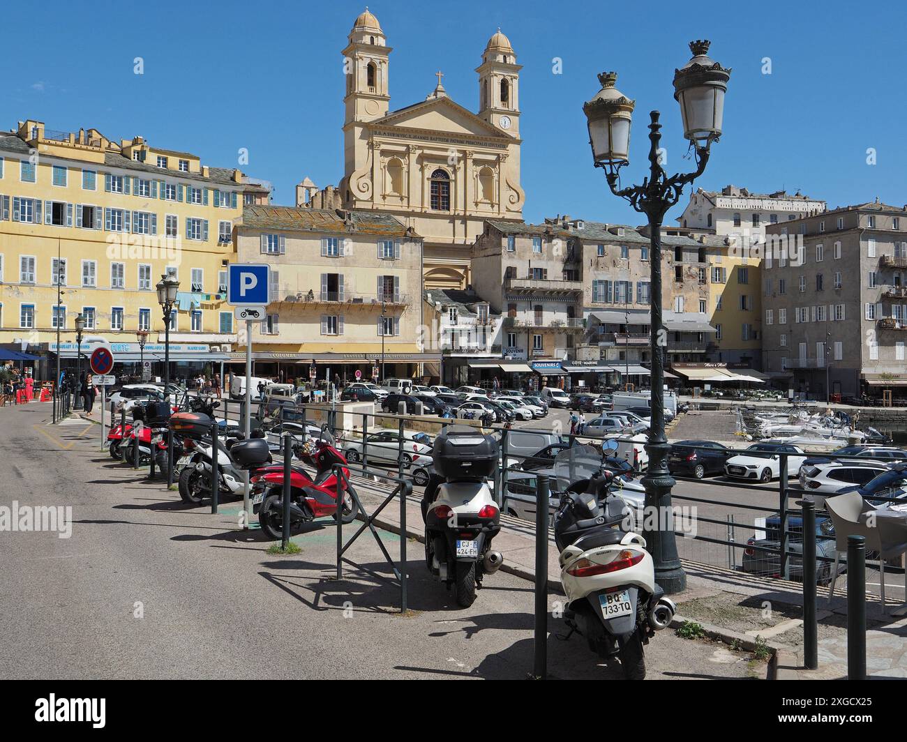 Posti auto speciali per motociclette con cartello nel vecchio porto di Bastia, Corsica, Francia Foto Stock