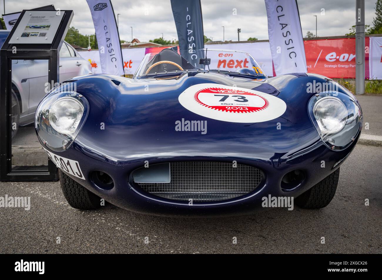 Vista frontale di una Jaguar D‑Type continua con il suo bellissimo cofano esteso. Foto Stock