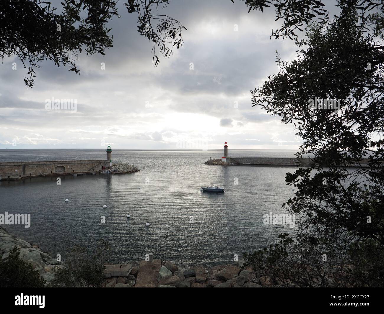 Mattinata tranquilla nel vecchio porto di Bastia, Corisca, Francia, con barca a vela singola. Foto Stock