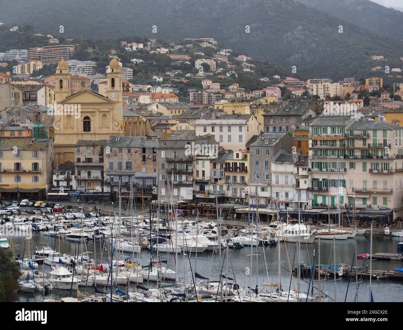 Al mattino presto nel vecchio porto storico di Bastia, Corsica, Francia Foto Stock