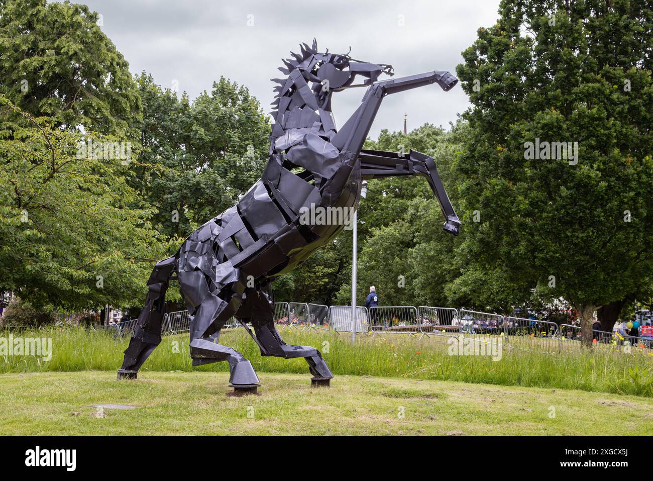 Il cavallo in metallo dipinto di nero sculpture.in Greyfriars's Green, Coventry. Basato sul cavallo di Alessandro Magno Bucephalus e conosciuto localmente come Trigger. Foto Stock