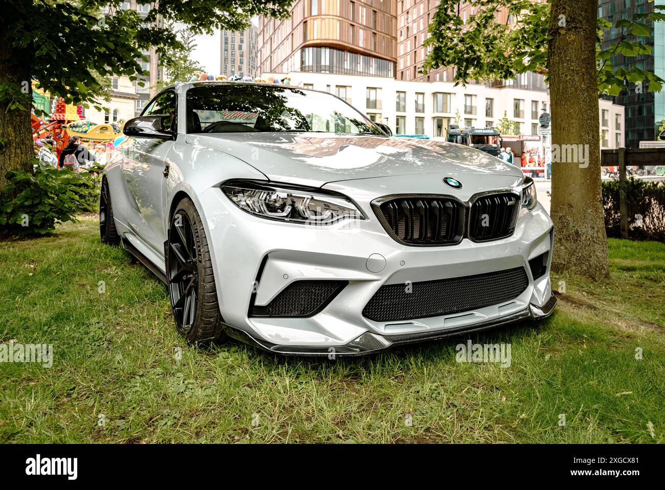 Una BMW m2 parcheggiata su erba in un ambiente urbano. Auto sportive tedesche ad alte prestazioni. Foto Stock