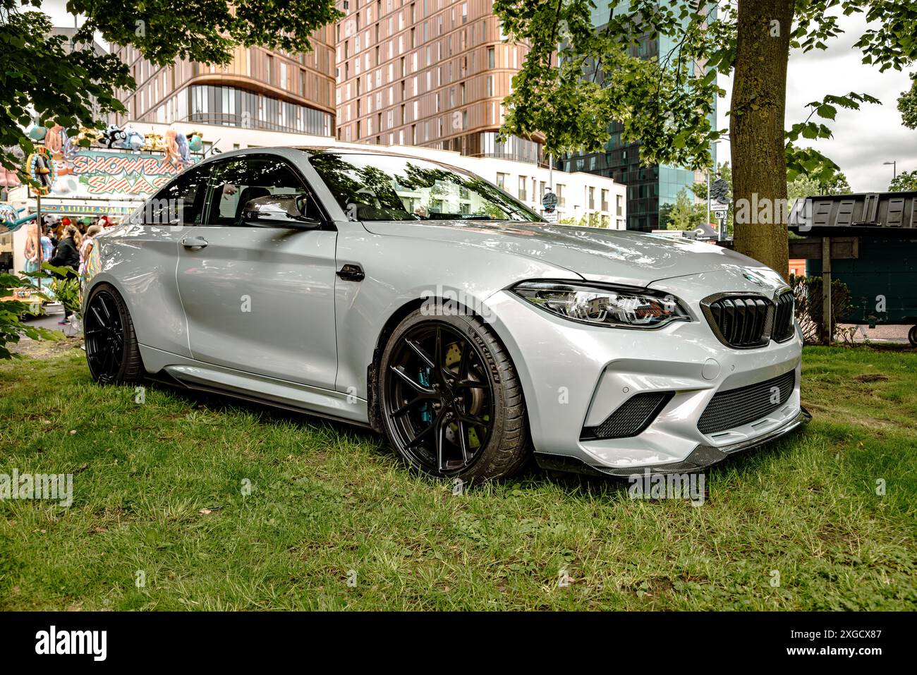 Una BMW m2 parcheggiata su erba in un ambiente urbano. Auto sportive tedesche ad alte prestazioni. Foto Stock