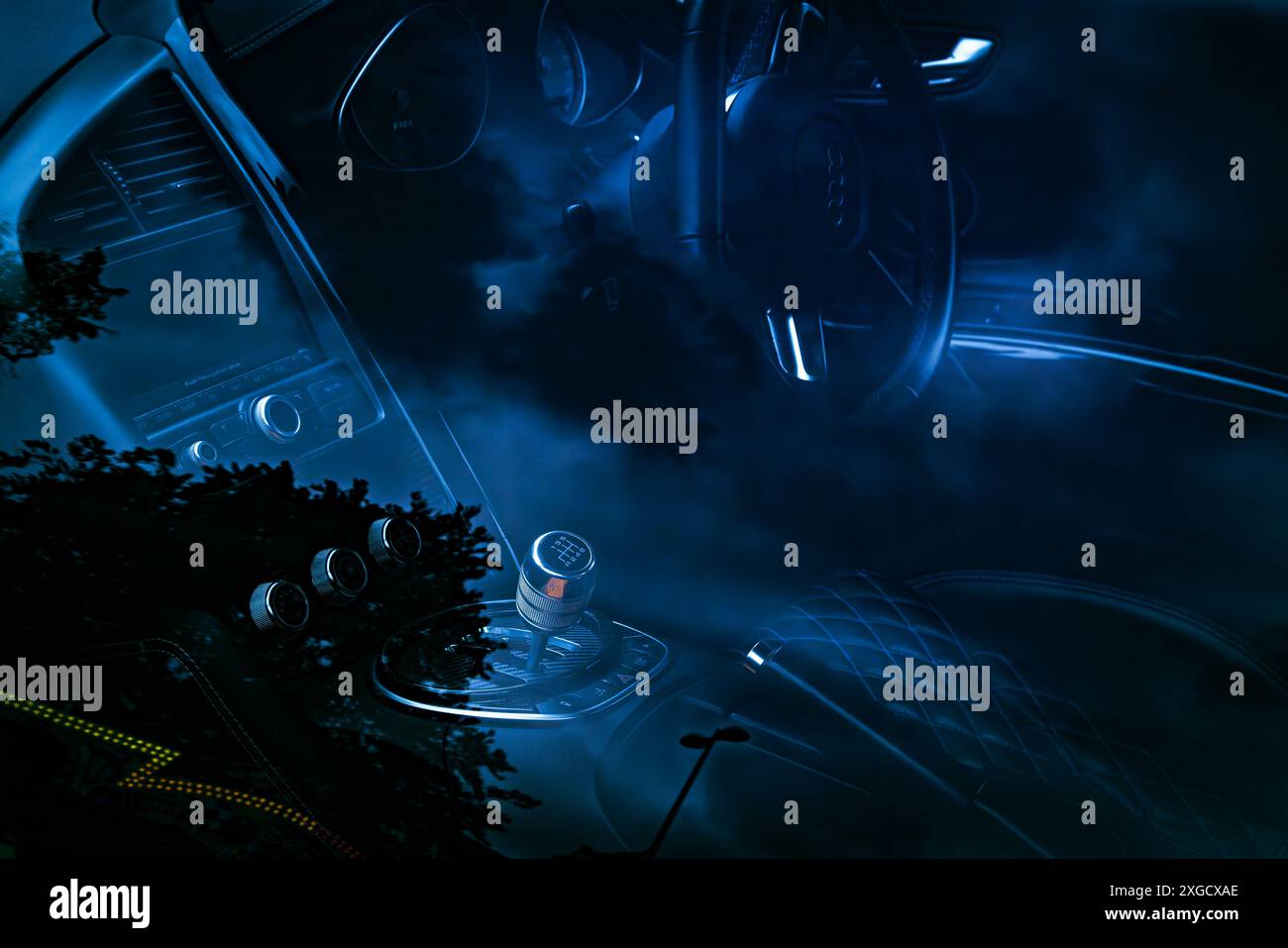 Vista suggestiva dell'abitacolo di una Audi R8 attraverso il finestrino laterale. La finestra riflette alberi e cielo. Viaggio su strada, avventura o concetto di viaggio Foto Stock