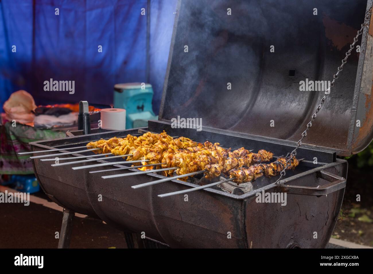 Kebab di pollo spiedato cucinati su un barbecue all'aperto. Kebab di pollo alla griglia. Ristorante all'aperto, Street food o cucina. Foto Stock