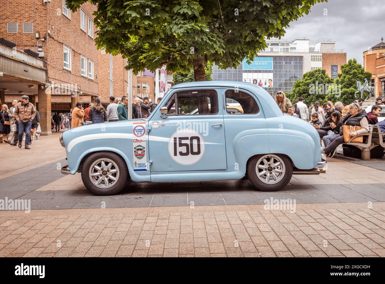 L'Austin A30, nota anche come Austin Seven, è un'iconica auto familiare compatta britannica degli anni '1950, parcheggiata qui in un centro commerciale all'aperto. Foto Stock