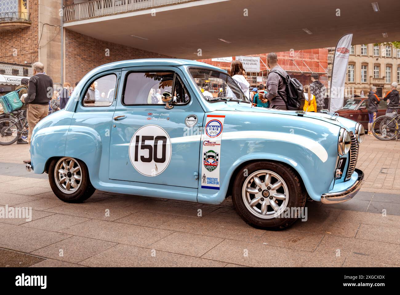 L'Austin A30, nota anche come Austin Seven, è un'iconica auto familiare compatta britannica degli anni '1950, parcheggiata qui in un centro commerciale all'aperto. Foto Stock